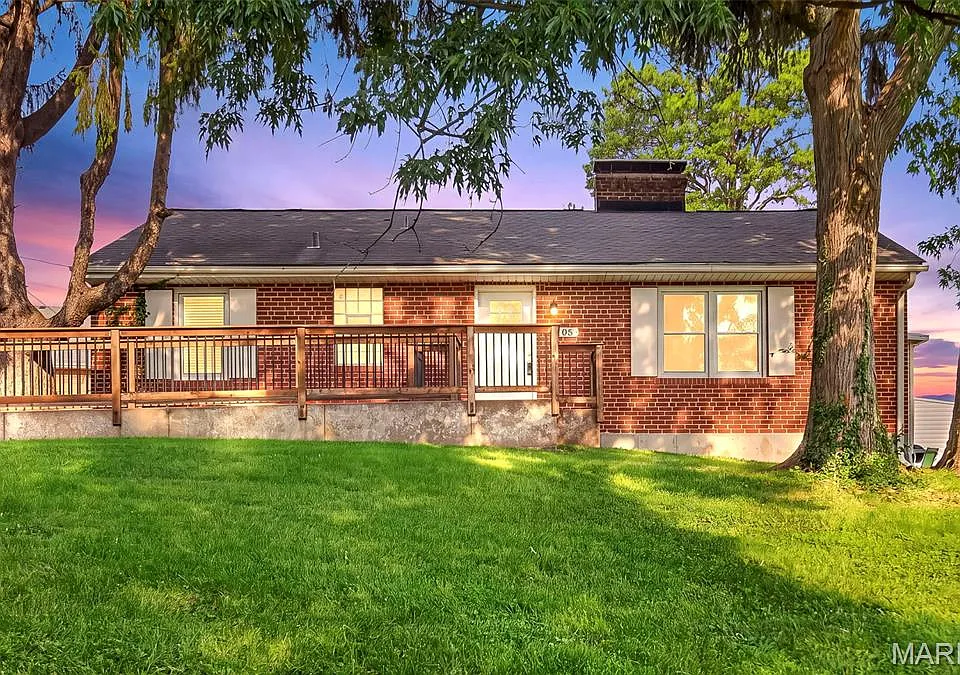 105 N Elm St