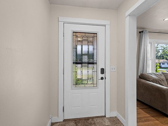 4th image of 4210 Sunnyside Cres