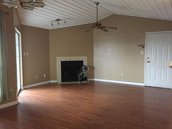 Living Room (unfurnished)