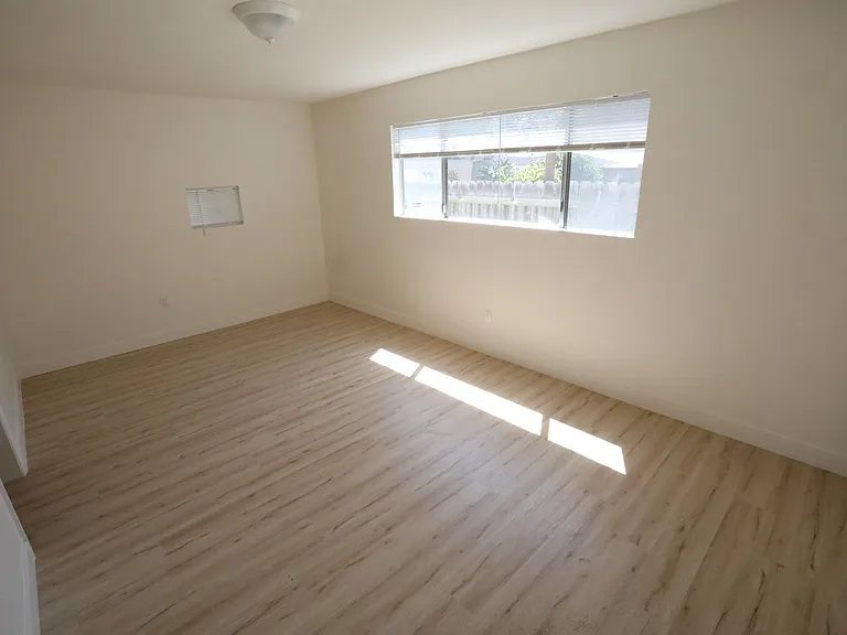 2527 Cedar Ave — Photo 3