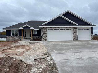 2668 Willow Grove Ln, Green Bay, WI 54311