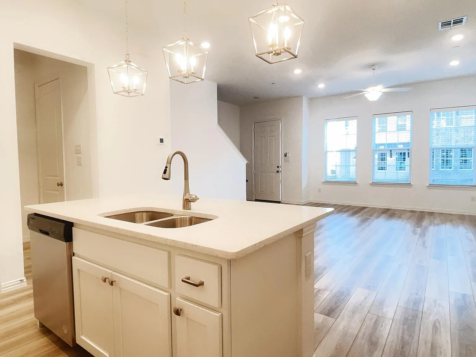 3 bed, 2.5 bath, 1674 sqft, $2,650 — Photo 2