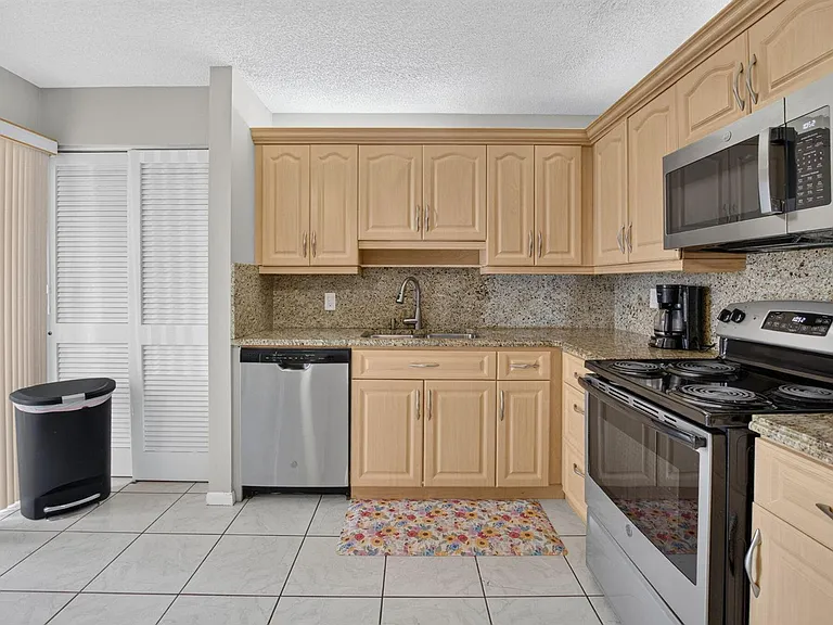 7473 Glendevon Ln #402 — Photo 17