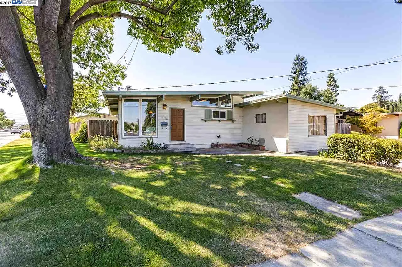 1491 Sunset Dr photo 1