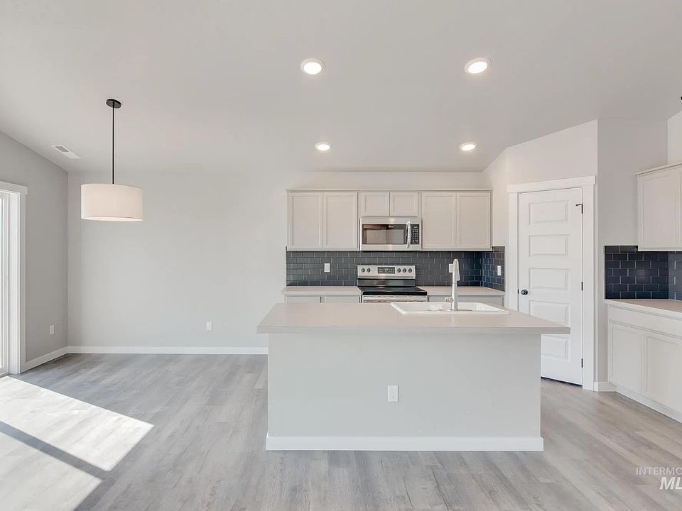 2nd image of 3884 N Chelmsford Ave