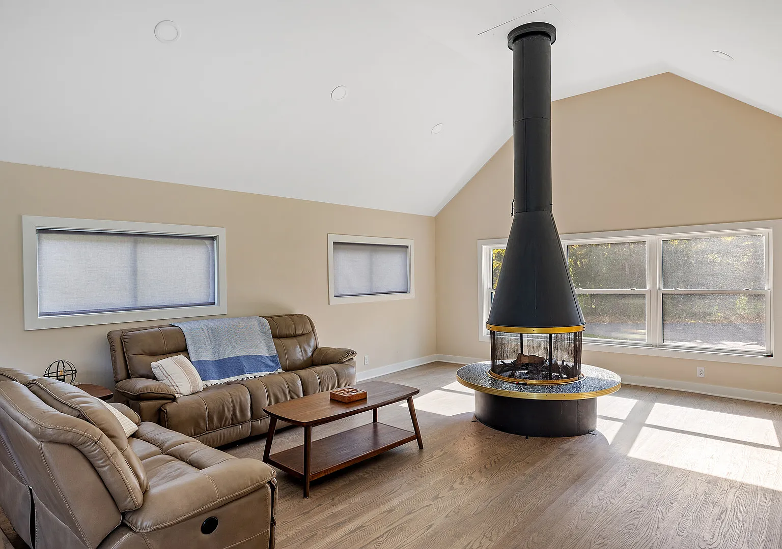 Country Club - MTM Premier, Modern 3 Bedroom, 2 1/2 baths — Photo 1