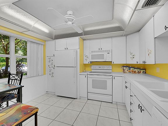 2nd image of 3002 Portofino Isle #B1