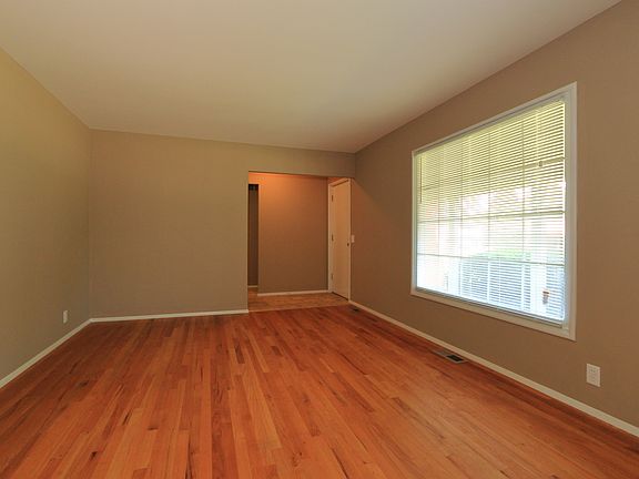 4th image of 2560 Greenbriar Dr