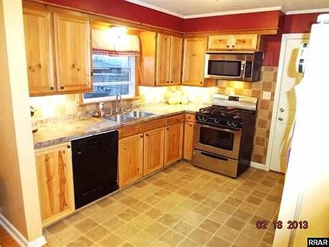 Kitchen cabinets, dishwasher and gas range