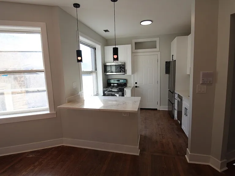 956 N Winchester Ave #2S — Photo 2