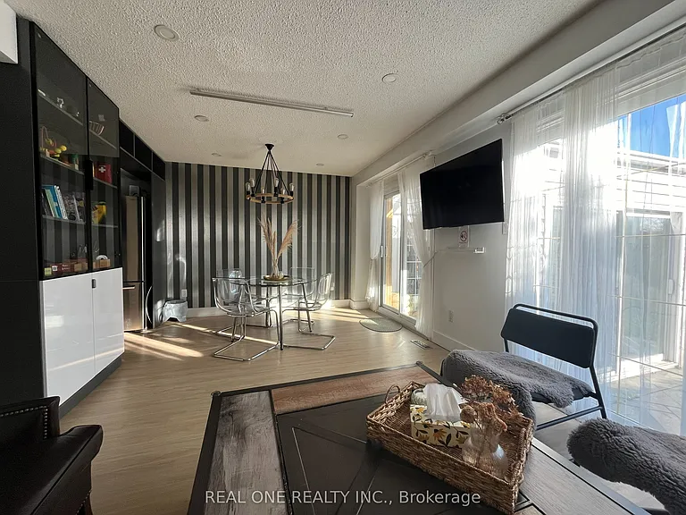 3245 Cambourne Cres — Photo 3
