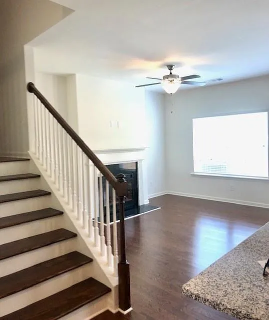 3 bed, 2.5 bath, 1712 sqft, $2,100 — Photo 2