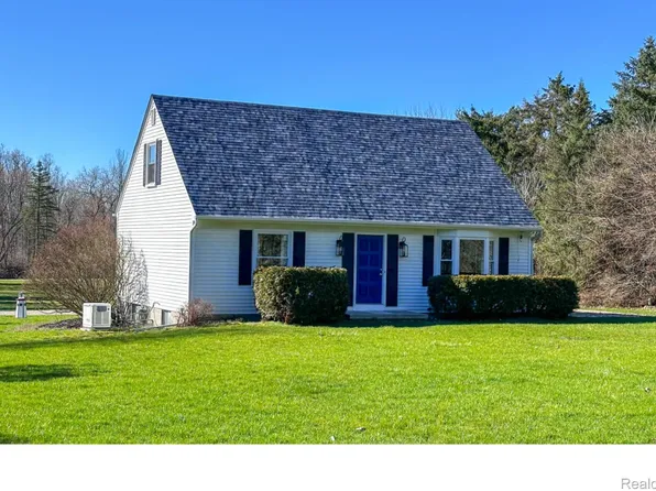 20660 Armada Ridge Rd, Armada, MI 48005