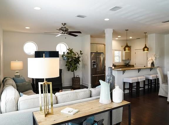 Open floor plan with 9' ceilings

Main living area