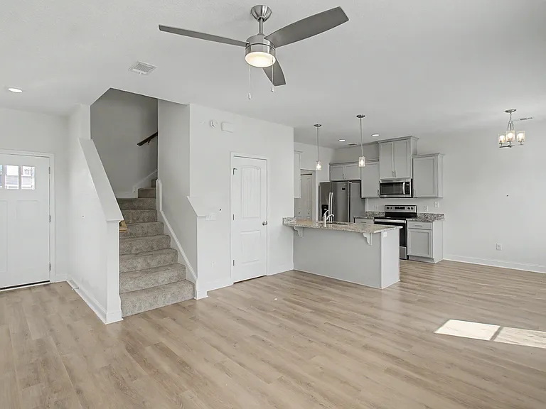 1052 Grayson Ave — Photo 2