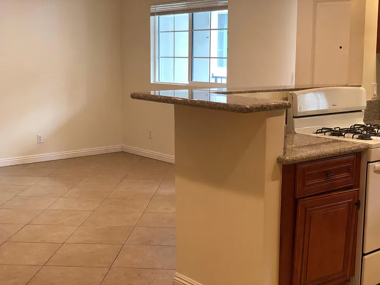 16429 Victory Blvd — Photo 16