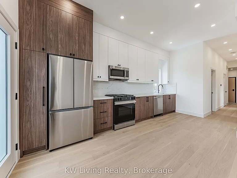 712 Eglinton Ave E — Photo 9