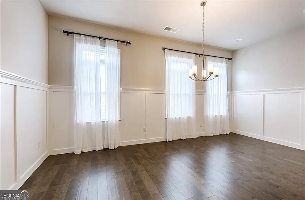 4 bed, 3.5 bath, 4860 sqft, $3,000 — Photo 3