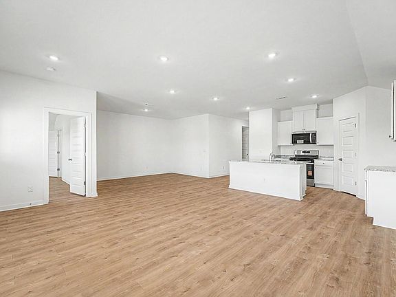 3rd image of 3101 Laredo Ln