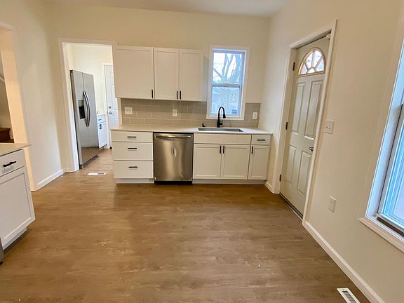 4th image of 1418 Midland Ave