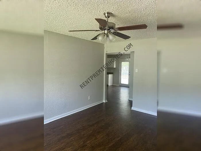 3 bed, 2.0 bath, 1228 sqft, $1,950 — Photo 3