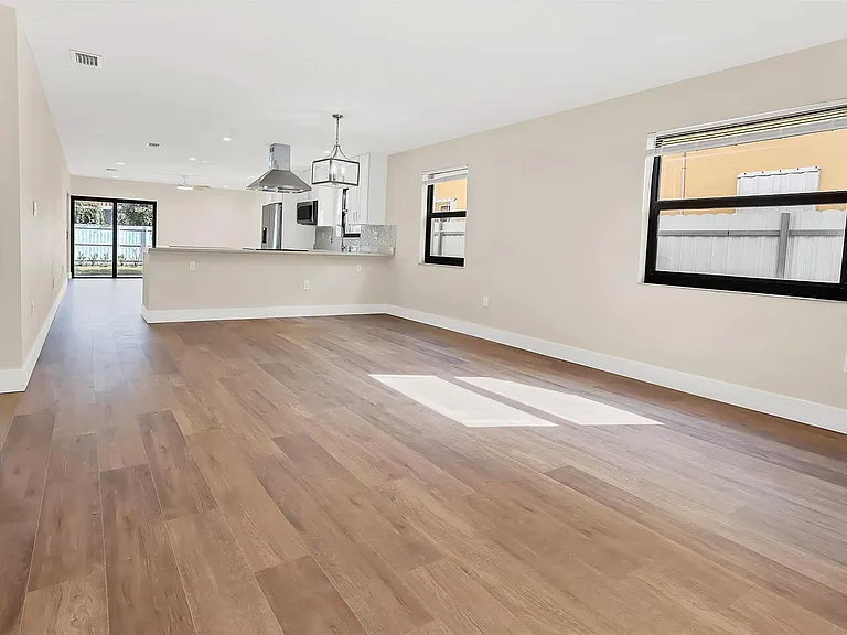 391 NW 58th Ave — Photo 4