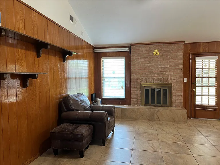 8831 Hendon Ln — Photo 2