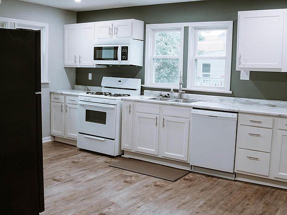 5th image of 402 W College St