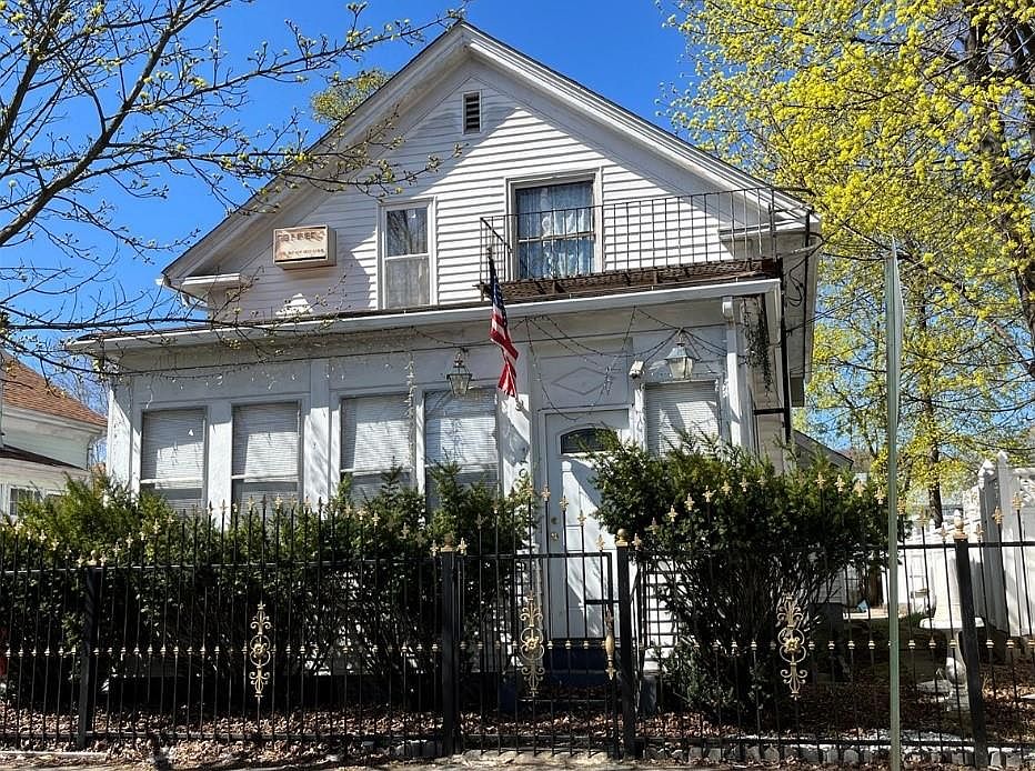 1st image of 192 Lowell Ave