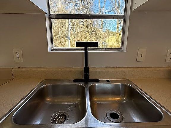 5th image of 209 Roxbury Cir