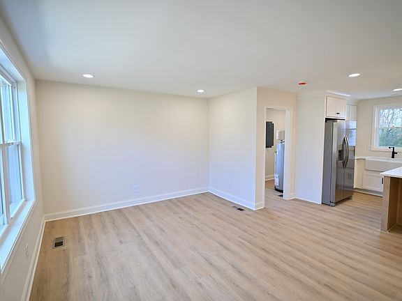 5th image of 808 Hughes St