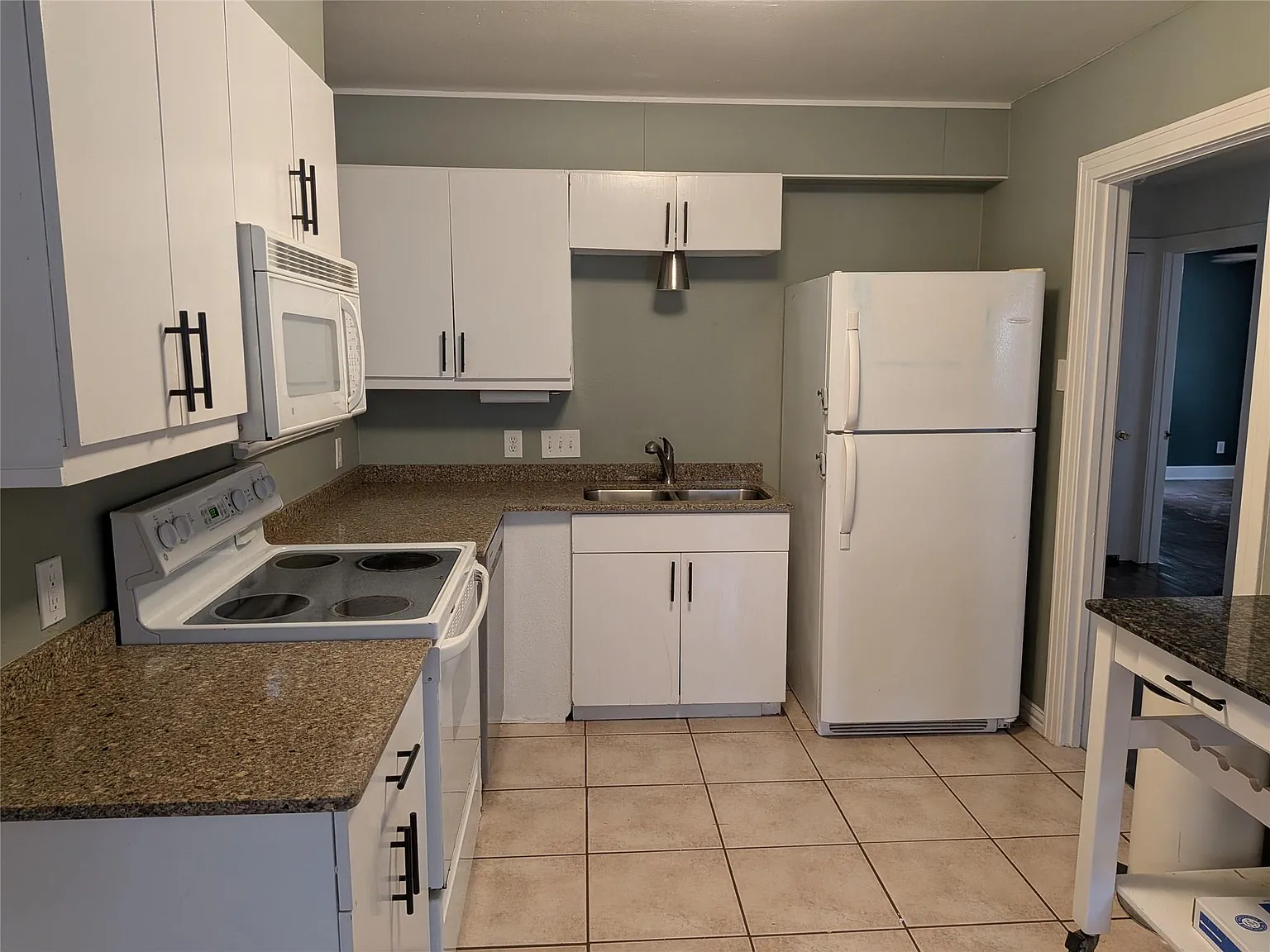 3 bed, 1.0 bath, 1308 sqft, $2,475 — Photo 4
