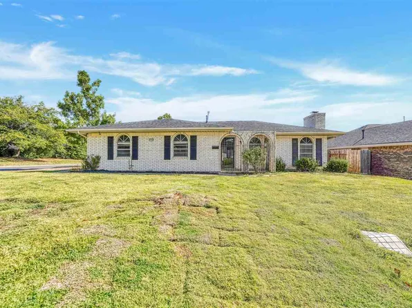 5725 NW Cedarwood Dr, Lawton, OK 73505