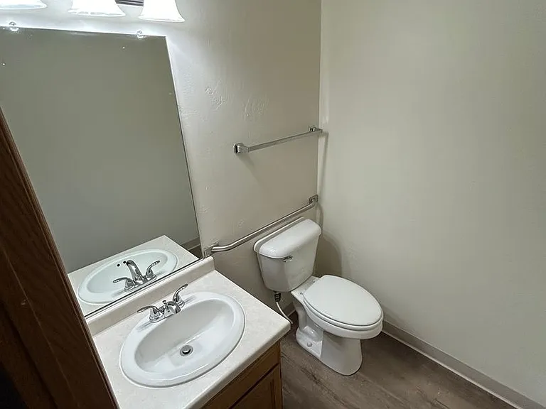 220 W Valley Rd — Photo 19