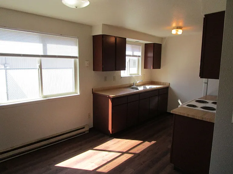 212 SE 5th St — Photo 3