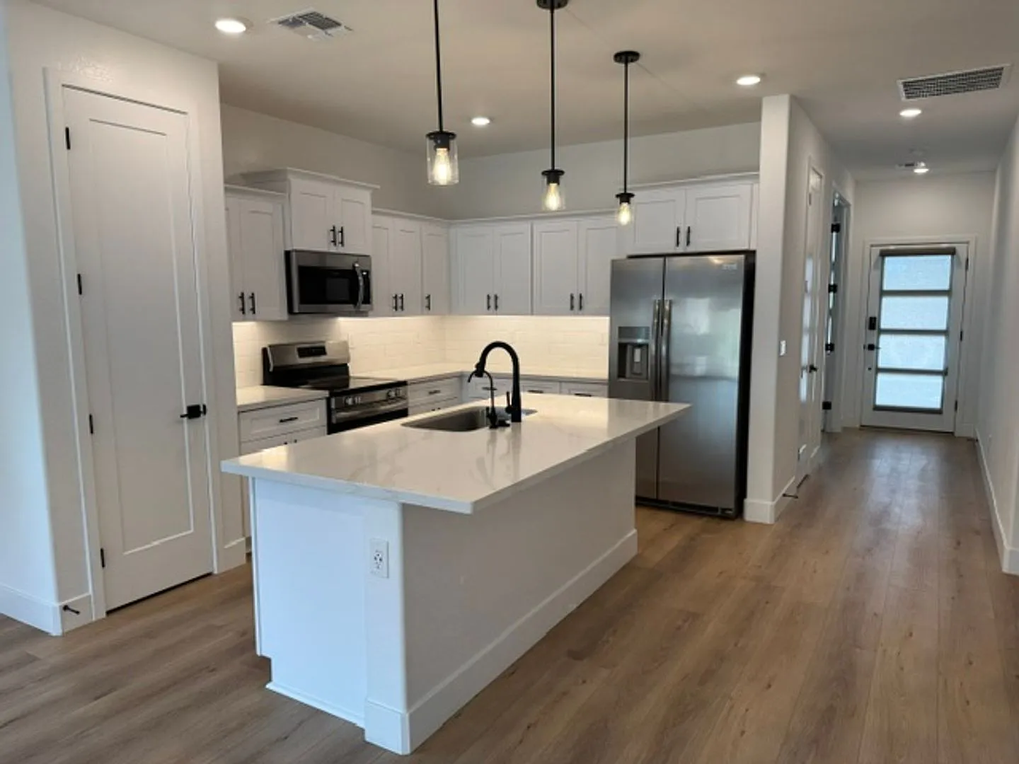 Stunning 3-Bedroom 2-Bath 2-Car Garage In South Ranch Community! Prescott — Photo 3