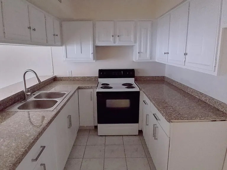 700 Sunset Dr #102 — Photo 10