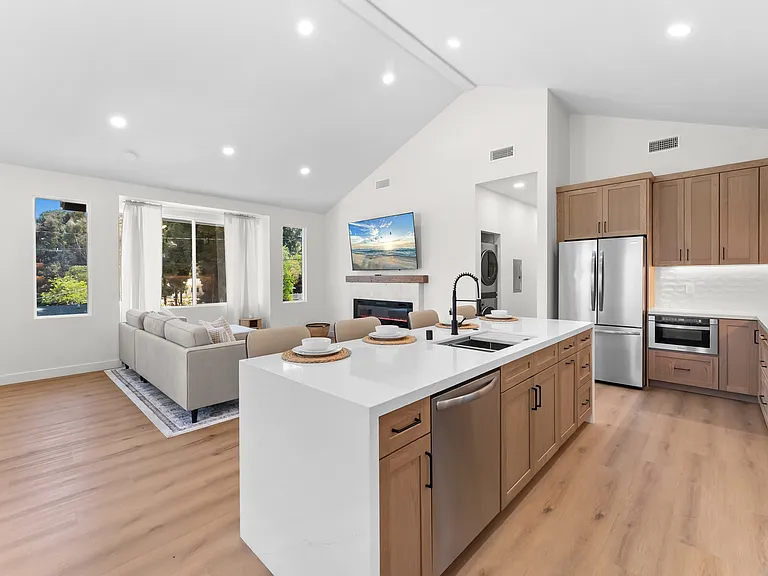 1075 Garfield Ave — Photo 11
