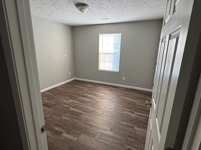 1012 E Chestnut St — Photo 6