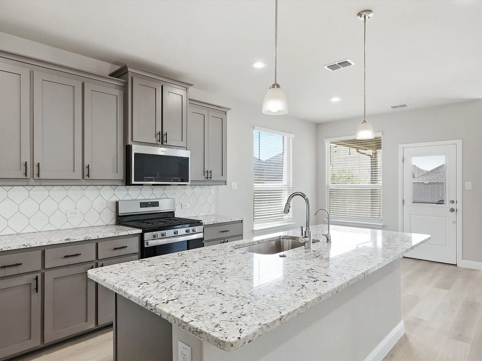 5 bed, 4.0 bath, 2800 sqft, $3,300 — Photo 3