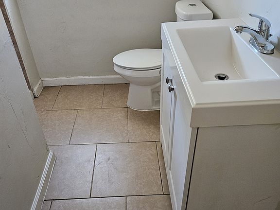 4th image of 1700 E 4th St #1702