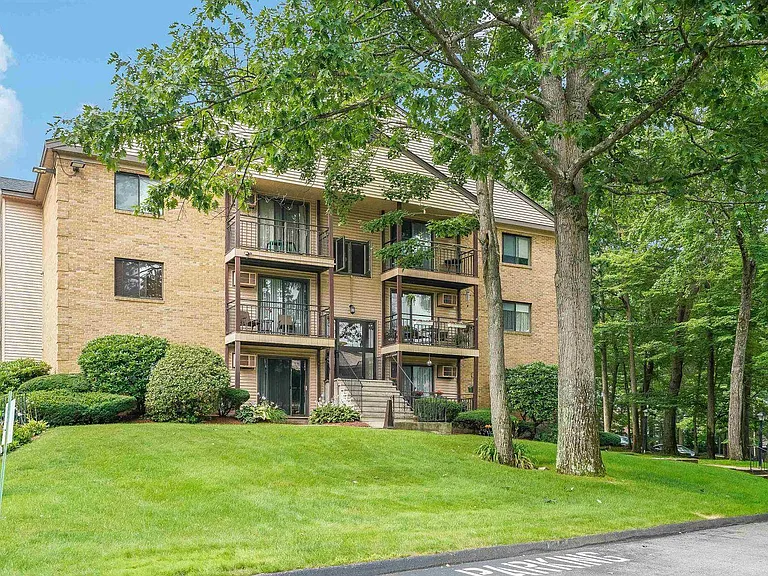 19 Country Club Dr — Photo 1