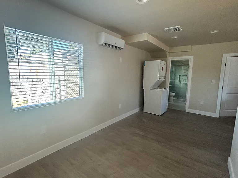 911 E 6th St #921 — Photo 20