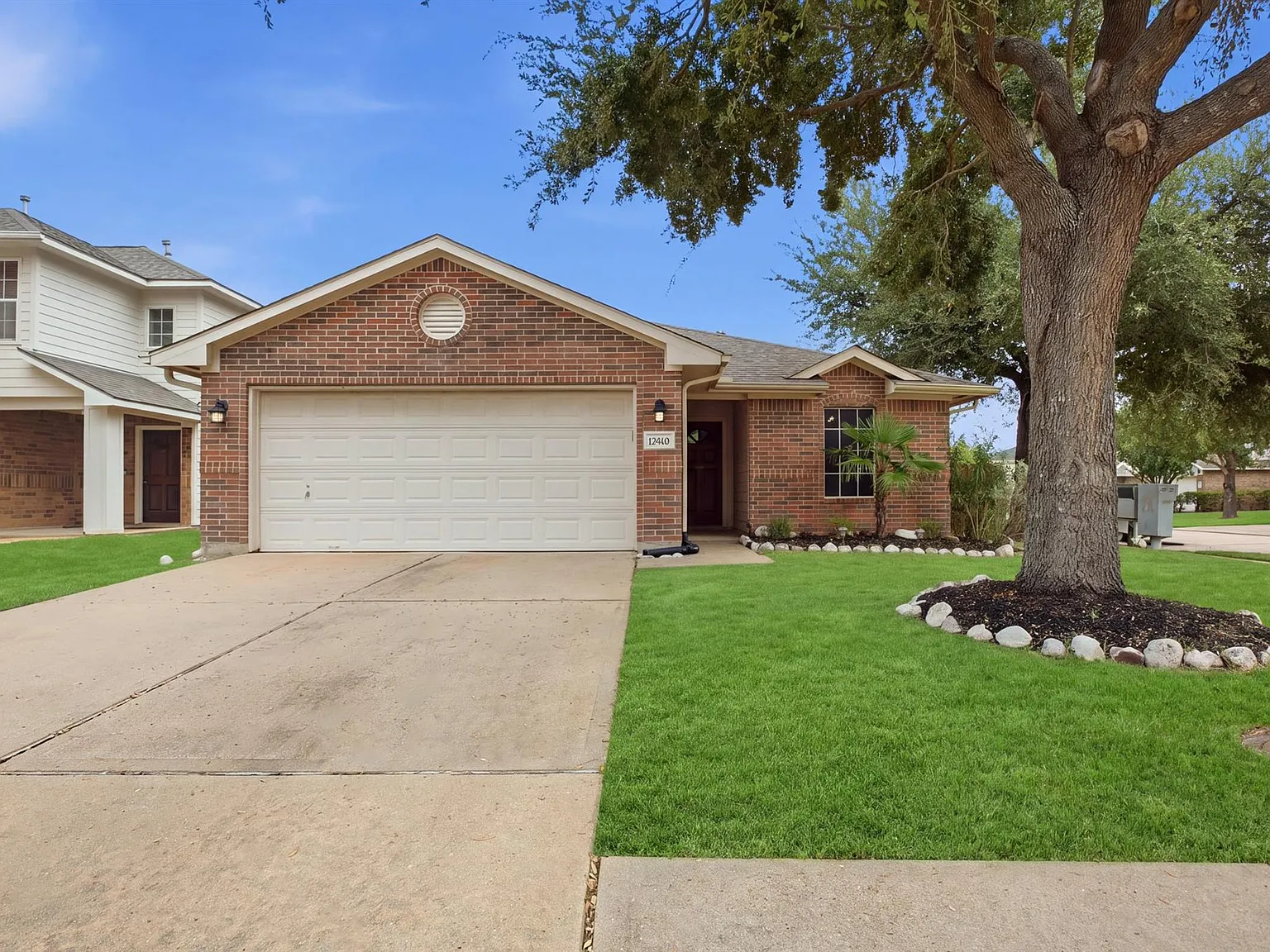 3 bed, 2.0 bath, 1548 sqft, $2,100 — Photo 2