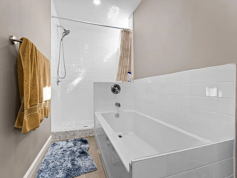 1016 E Elm St — Photo 21