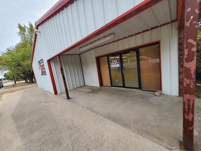 2nd image of 2102 S Oak Ave