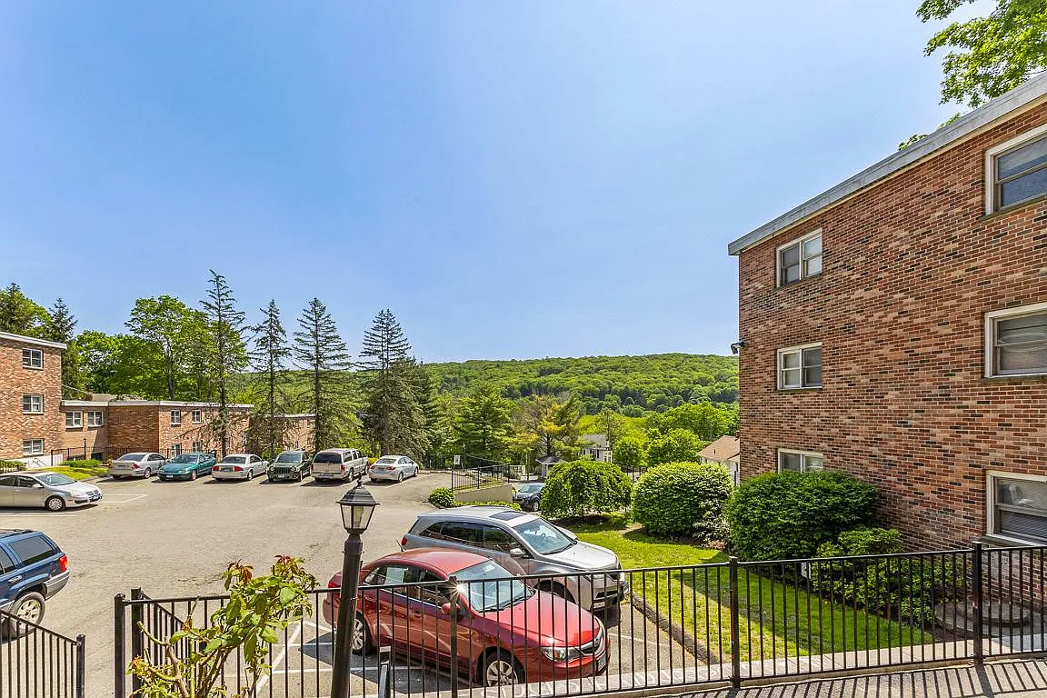 Hillside Apartments — Photo 4