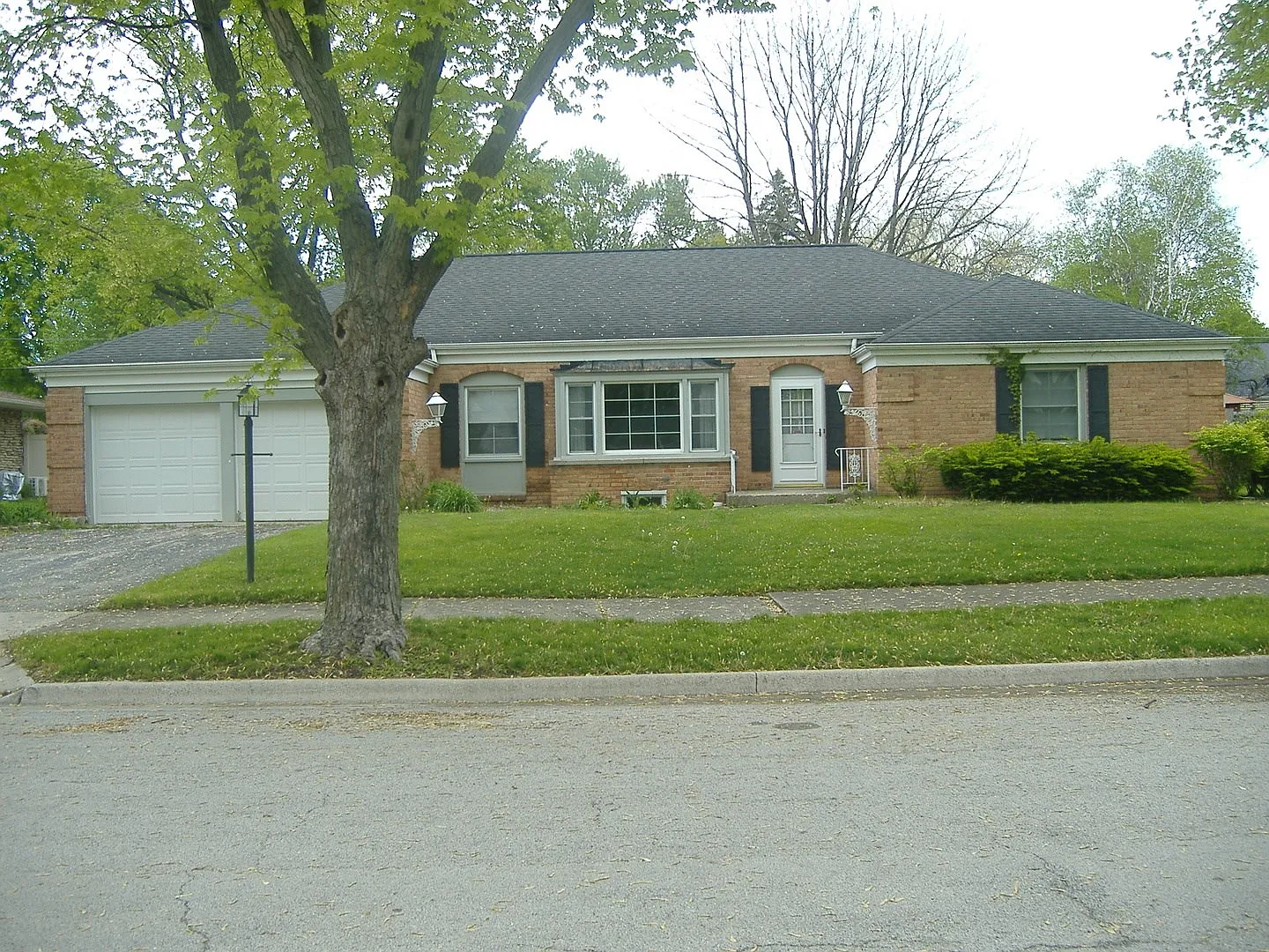 604 Lavinia Ln photo 1