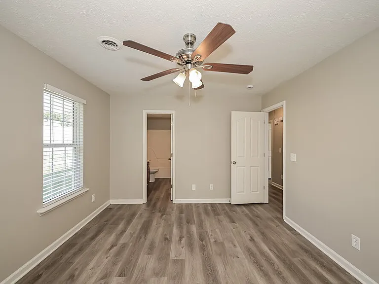 1912 Guildford Dr — Photo 10