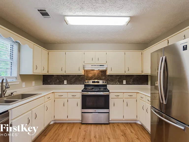 220 Lakefront Dr — Photo 5
